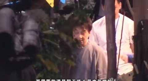 67岁成龙现身片场亲自指导打戏体力耗费巨大背湿大片喘不停米乐M6 M6米乐(图2)