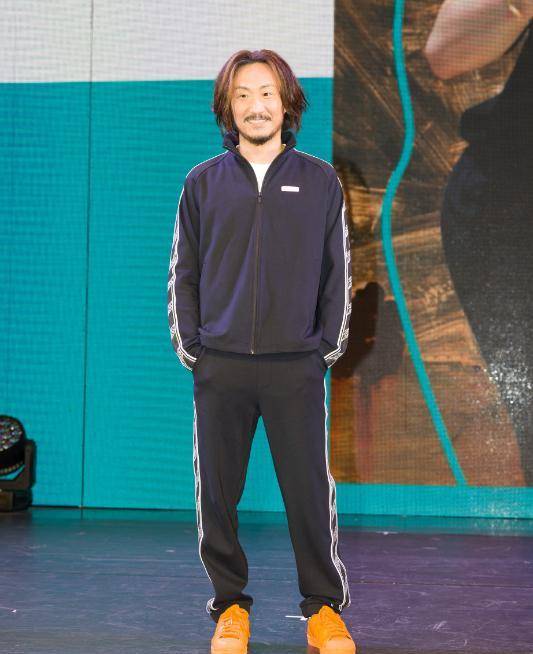 原创郑中基一家四口亮相露花臂蓄胡须痞气十足遇真爱后变好好先生