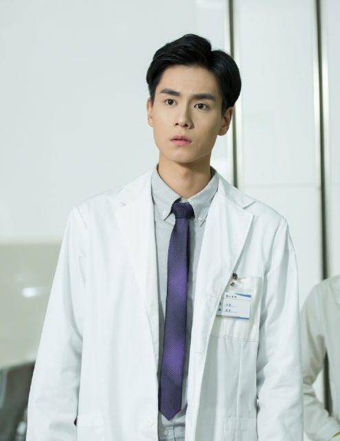 盘点5位穿医师袍的男星_医生_丁禹兮_龚俊