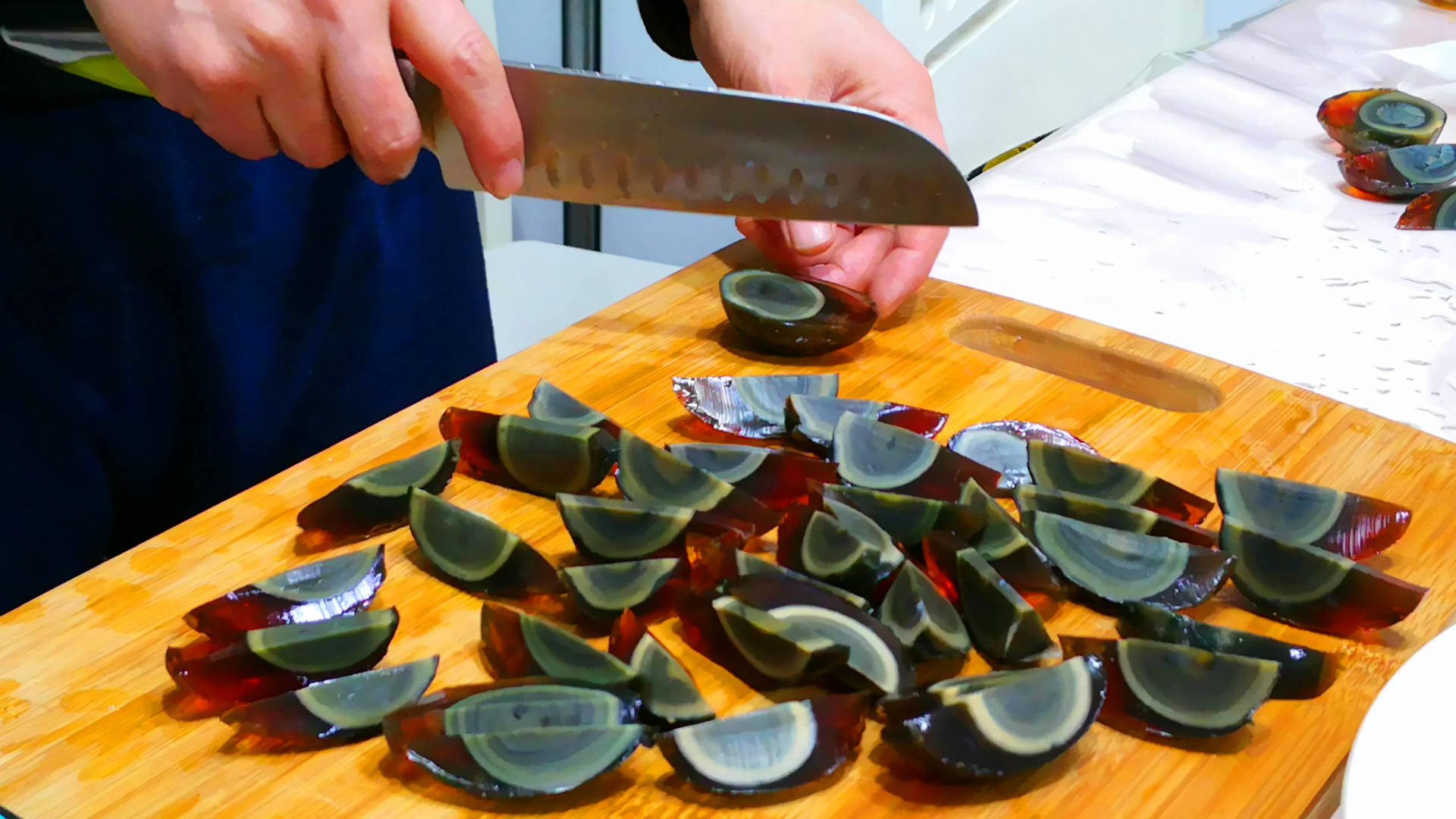 切松花蛋时最忌讳直接下刀切多加2步松花蛋不沾刀不散花