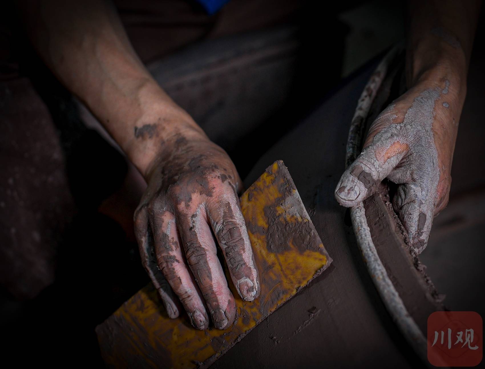 特写镜头聚焦劳动者的手_双手_廖树华_王洪益