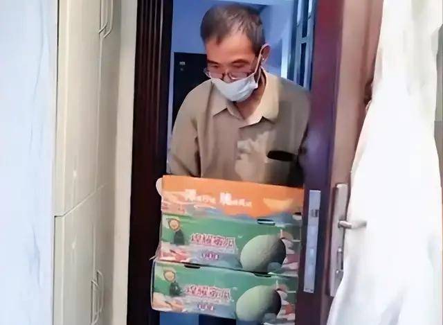 67岁丈夫给45岁妻子买水果，回家后的话让人乐了：累死宝宝了