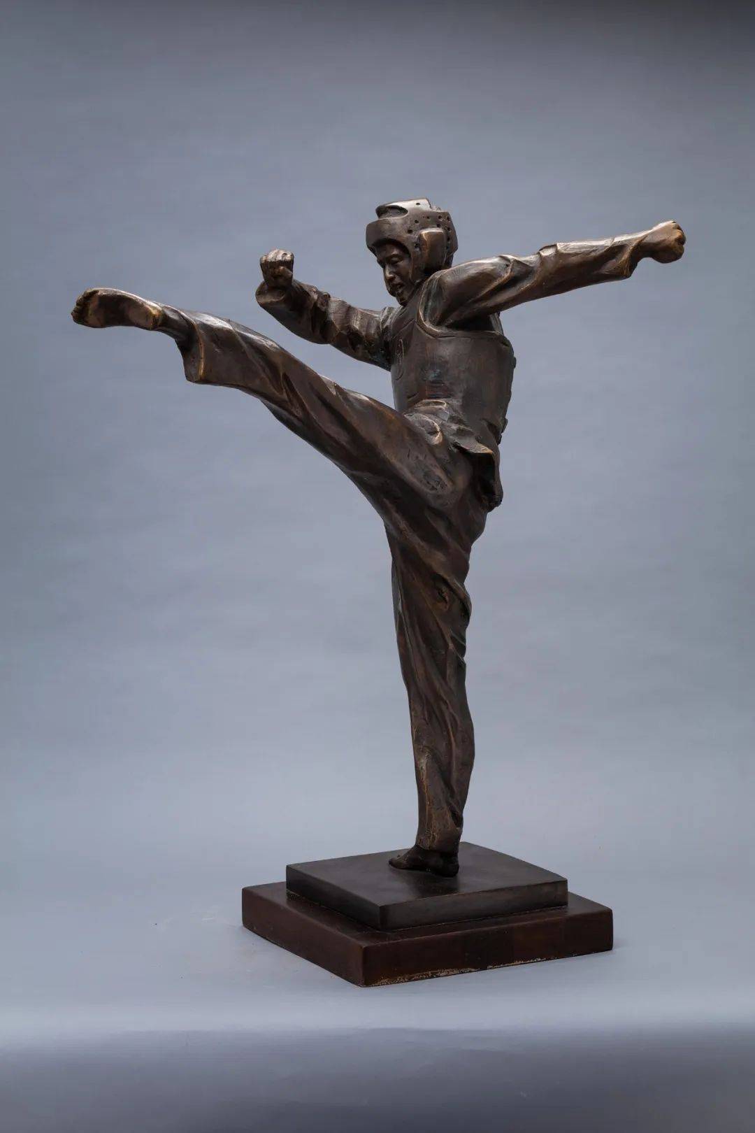 广大青年前赴后继,奋勇争先,回望百年栉风沐雨,而不惜舍身取义,慷慨