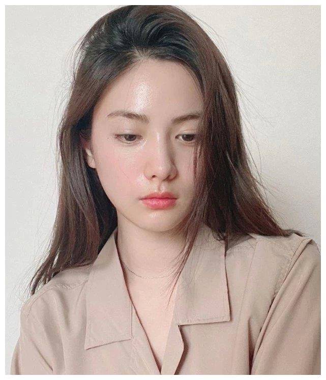 这一张林珍娜,她的素颜也很漂亮呢. 感觉很高雅.