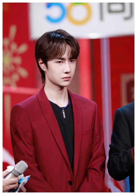 原创王一博穿红色西装混搭运动鞋新年做了个逗号发型更帅了