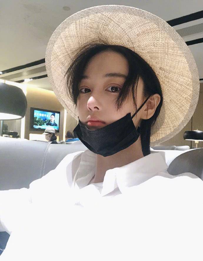 张馨予晒素颜自拍颜值耐打,忙完工作迫不及待宣布"回村"_网友_生活