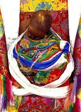 更令人惊奇的是在藏传佛教历史上有着举足轻重的地位她是独一无二的