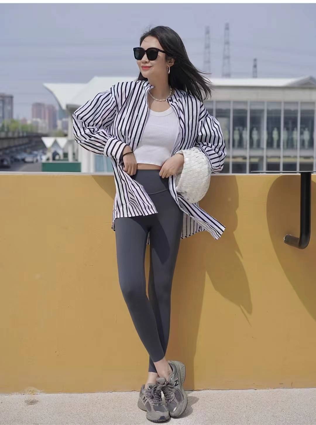 瑜伽裤怎么搭配上衣好看外穿