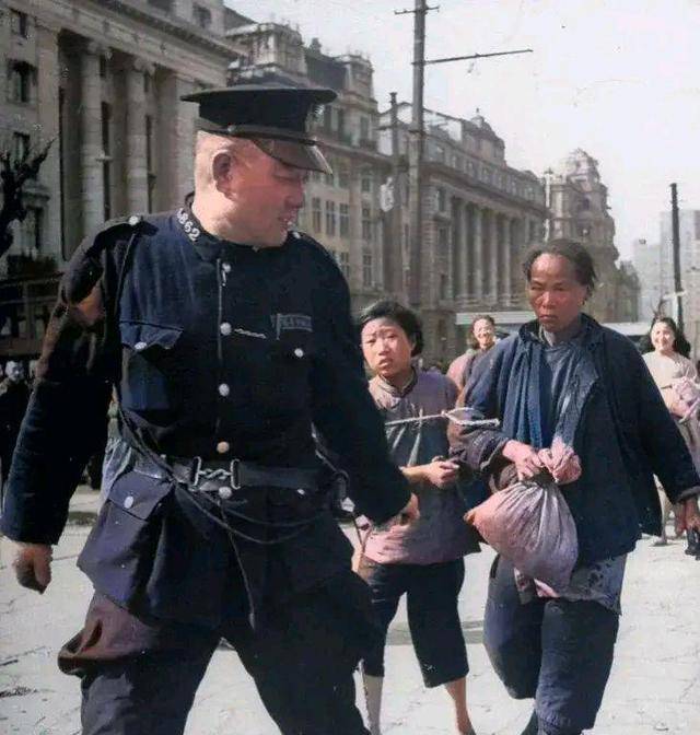 老照片街头无人收尸的饥民老上海被巡警抓捕的母女