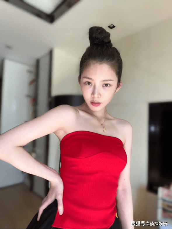 原创杜淳老婆晒时尚穿搭穿同款不同色抹胸秀身材衣品被嘲一言难尽
