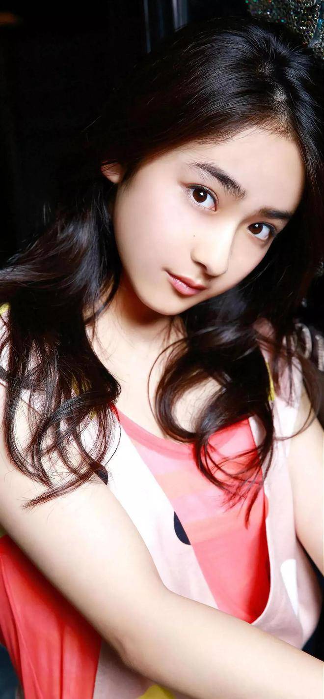 平祐奈是一位散发着青春活力的元气美少女,长相清丽,亭亭玉立,一双会