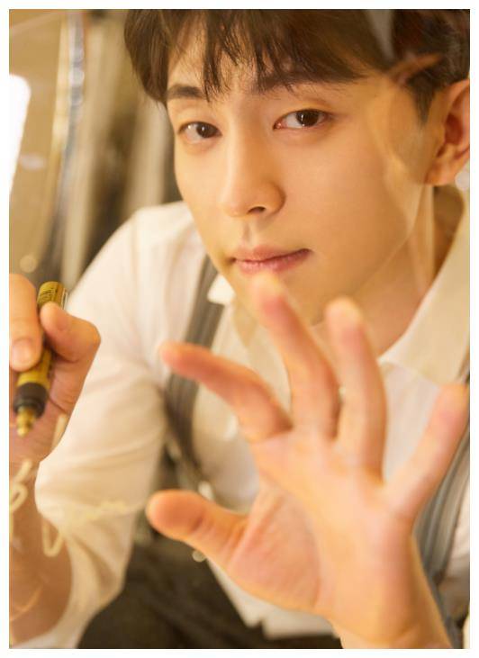 原创邓伦帅气溢满屏可这小胖手着实抢镜你们心动了吗