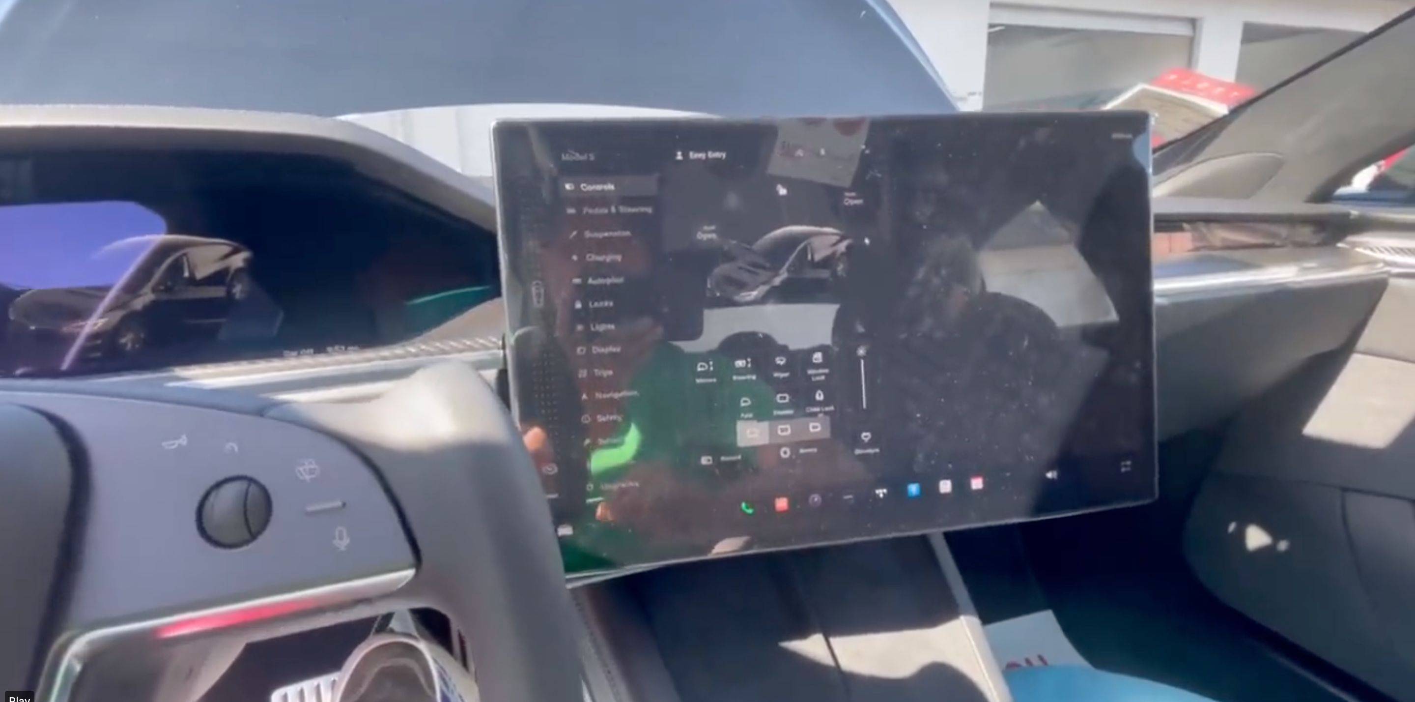 特斯拉屏幕可以左右转全新功能引起热烈讨论