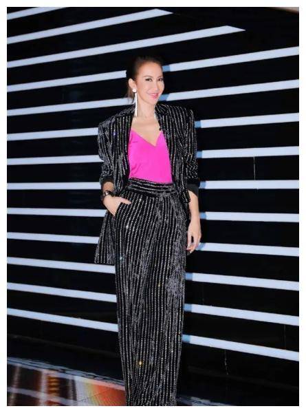 风格低调优雅的李敏娜也很适合.