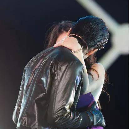 两人结尾的假吻戏,也让观众纷纷入戏脑补一场偶像剧情节.