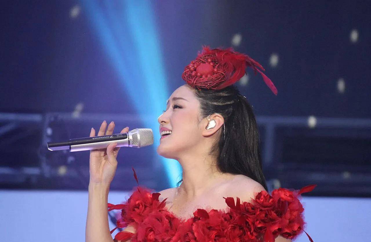 要说杨钰莹年轻时候那可真的是外表清纯可人声音甜美醉人,标准的青春