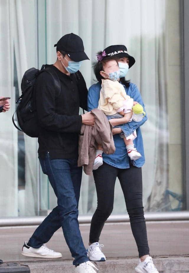 原创赵又廷抱女儿现身爸爸力十足高圆圆身材发福明显这是真实的当妈妈