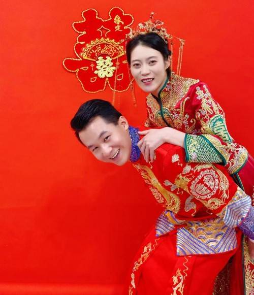 河南新乡小伙在北京举行了“云婚礼”视频在网络爆红，网友纷纷送上新婚祝福