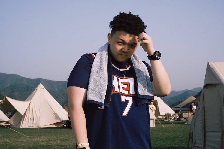 说唱组合成员瘦子宣布结婚晒与妻子海边照秀恩爱