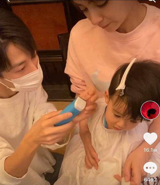 姜潮晒照太直男,每一张都不p图,儿子软萌出镜,麦迪娜的颜值太真实