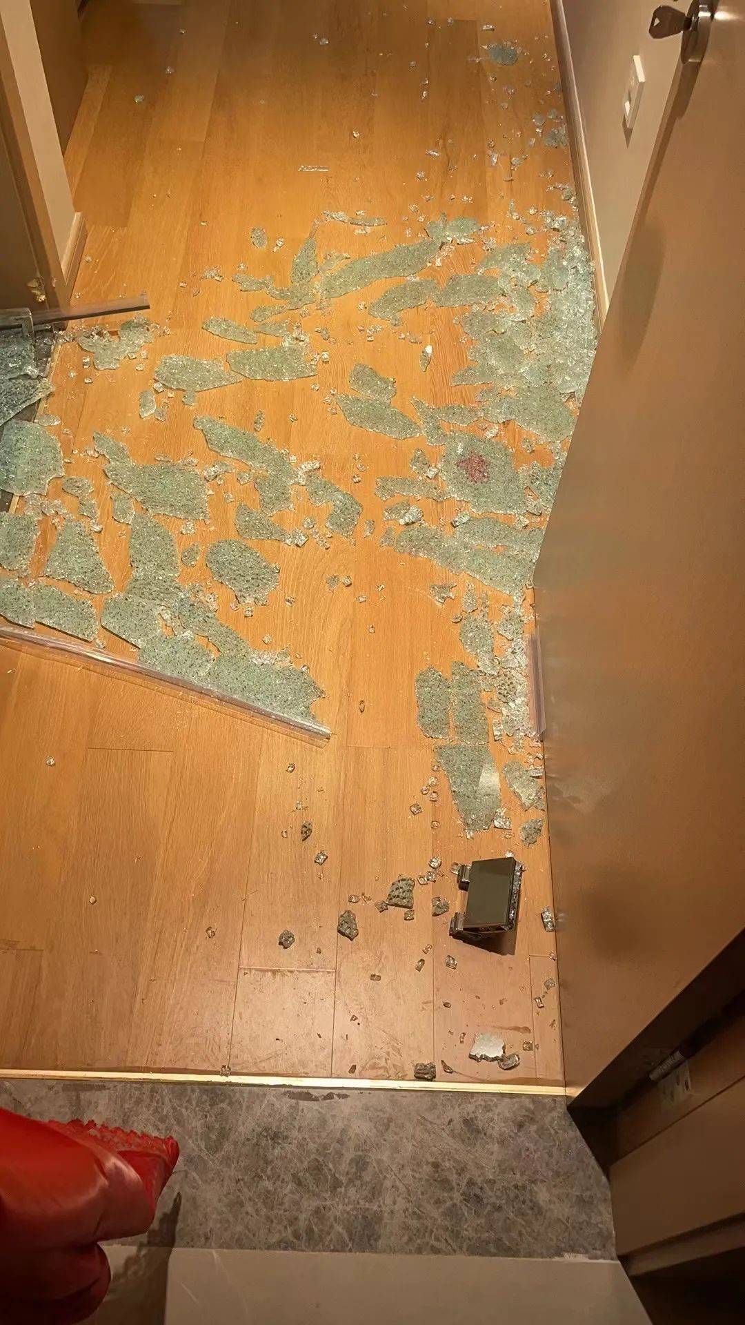 吓人康大精装房刚交付浴室玻璃就爆炸