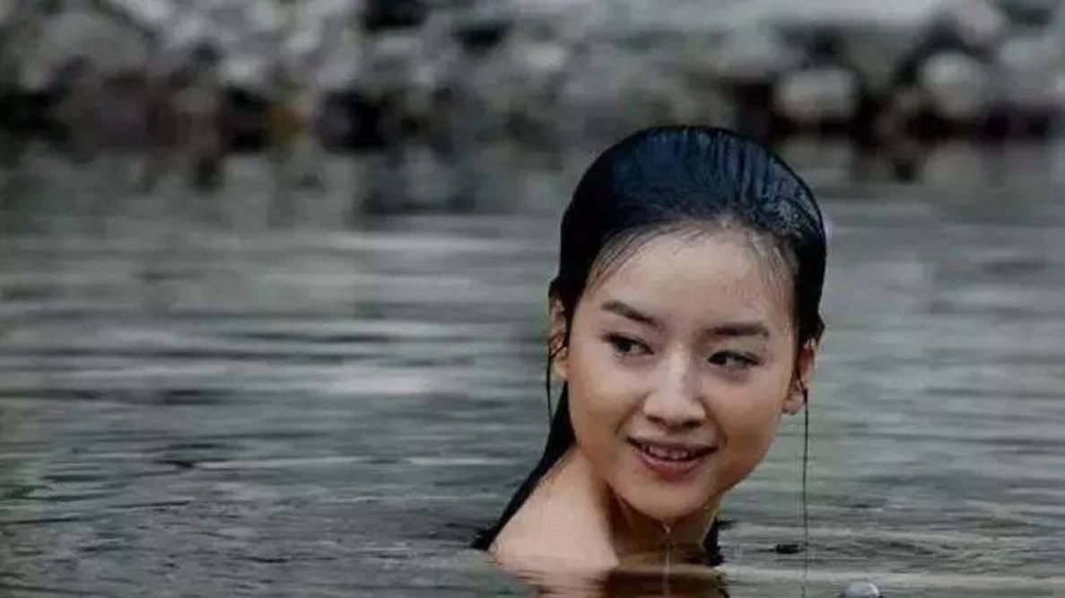 同样是"美人出浴",有人颠倒众生,有人不忍直视_佟丽娅_袁姗姗_西门