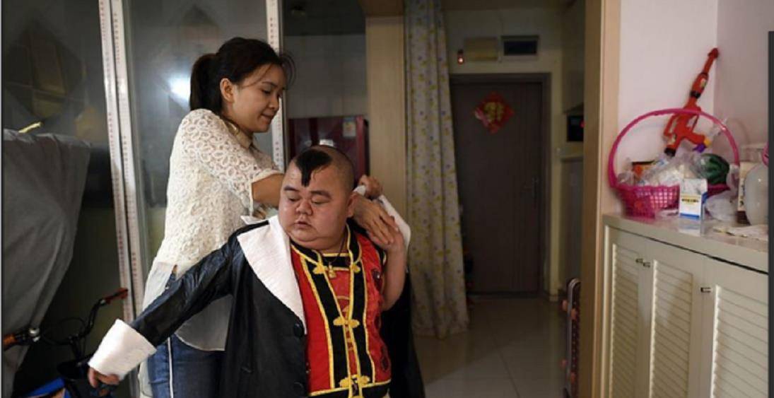 李连红说:"我老公挣的钱就应该他自己保管,毕竟外出演出很辛苦的,我没