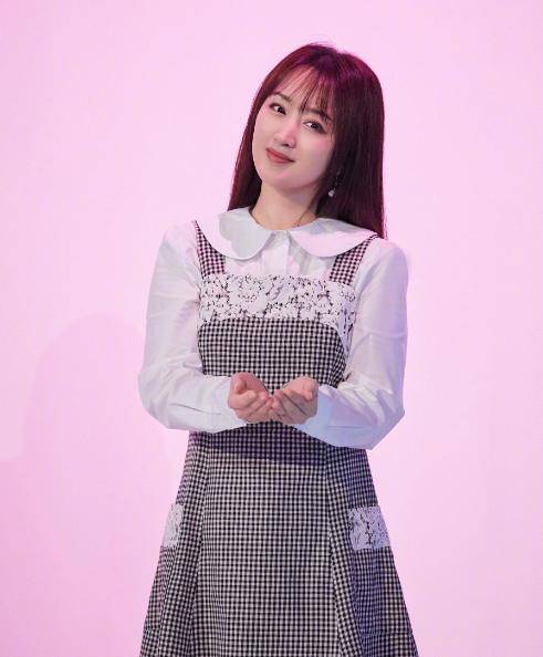 原创50岁杨钰莹小区闲逛晒九宫格自拍状态好皮肤细腻不见皱纹