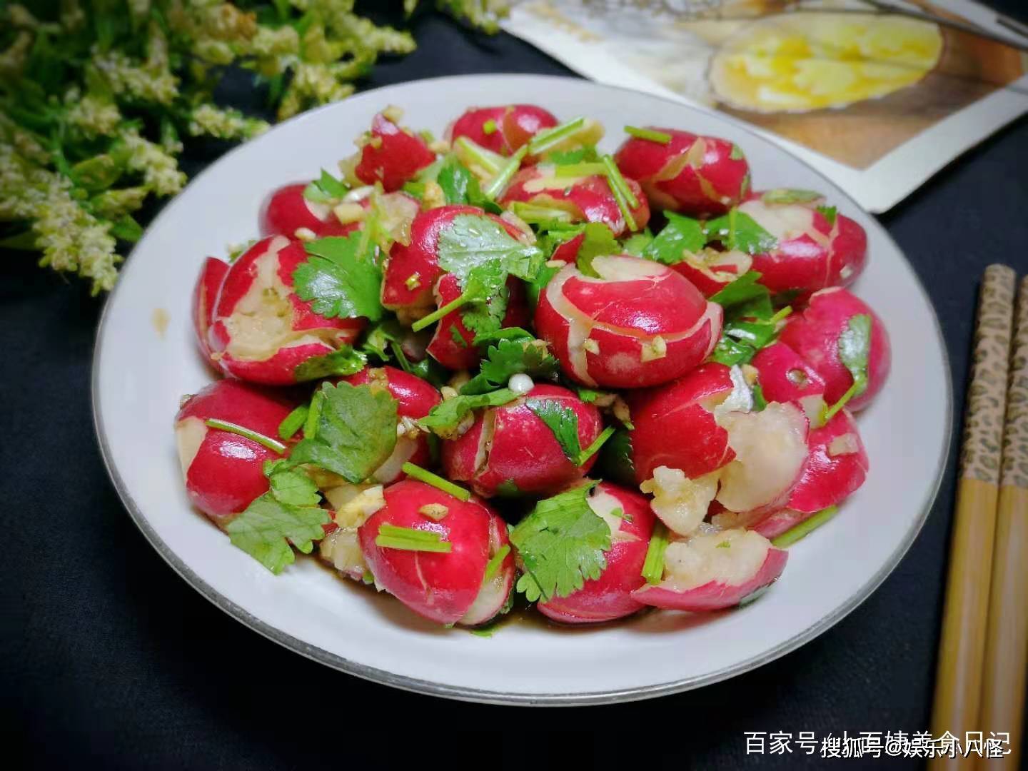 【凉拌樱桃萝卜】食材:樱桃萝卜1盘,香菜几根,蒜3粒,醋,白糖,盐,鸡精