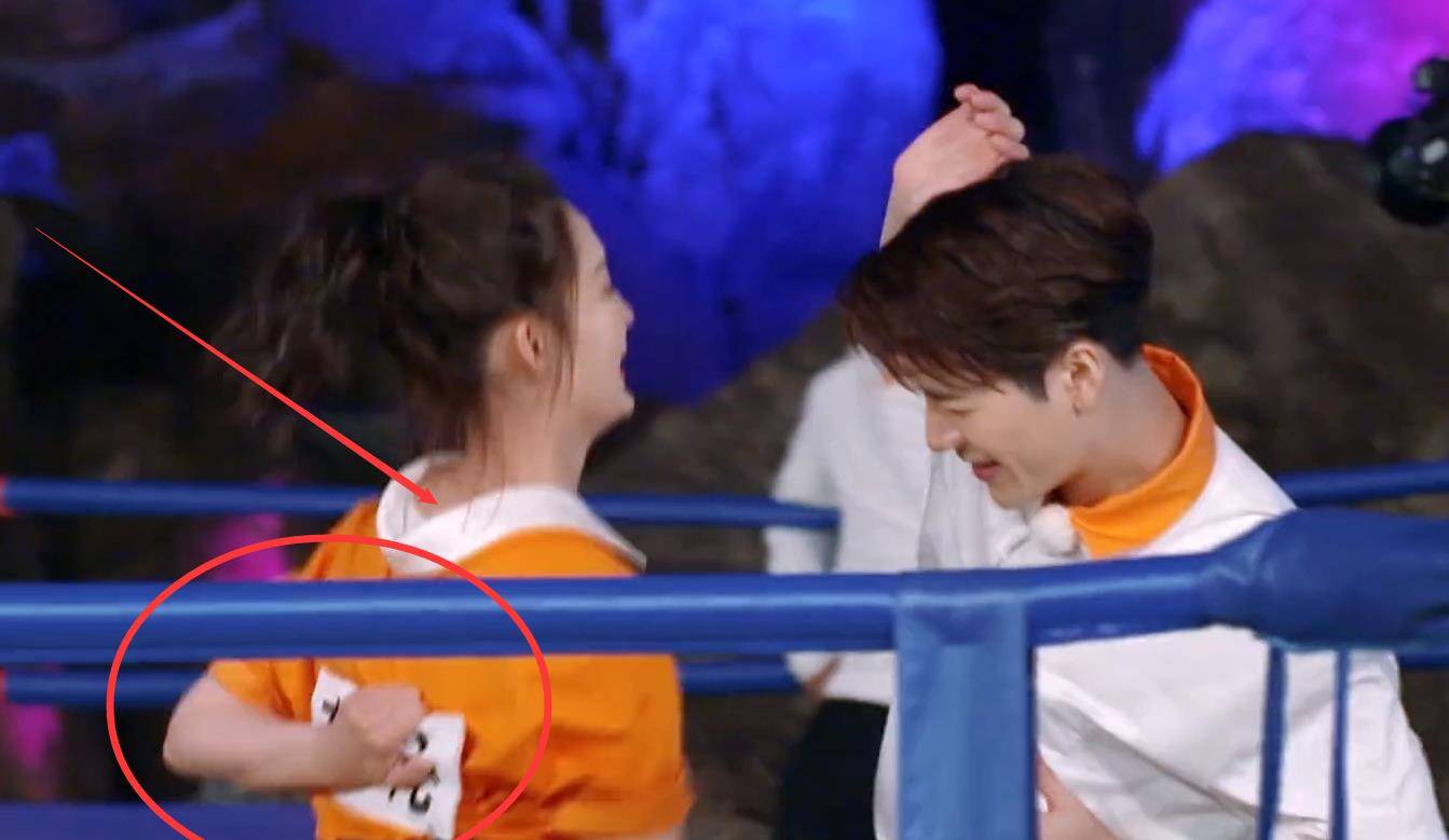 可以看到在与王嘉尔撕名牌的时候,别人的团服都是正常穿的,就她与众不