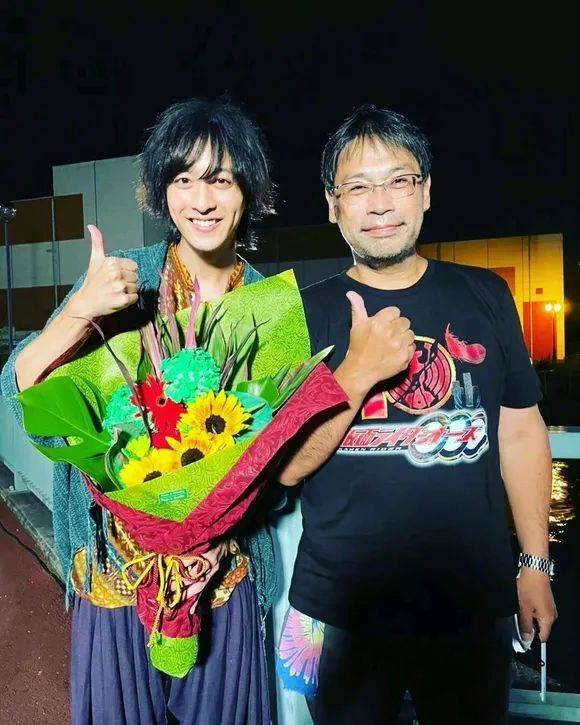 原创假面骑士渡部秀杀青收花图公开深罪の三重奏主题歌解禁