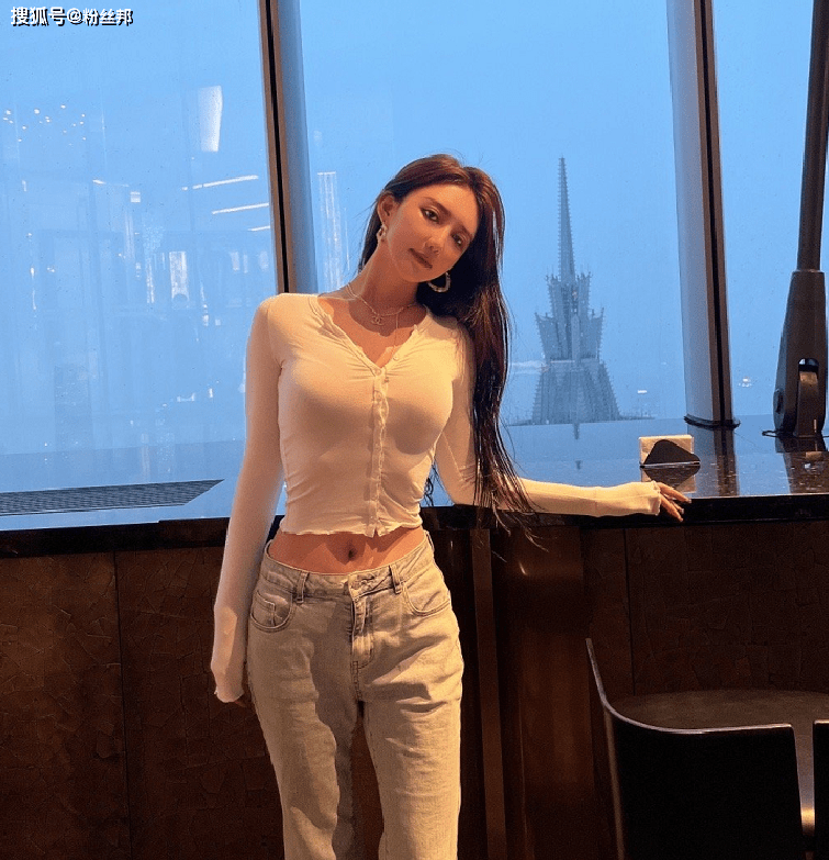 王雨檬最初在龙珠做主播,来到斗鱼后凭借优雅的气质以及魔鬼身材,在