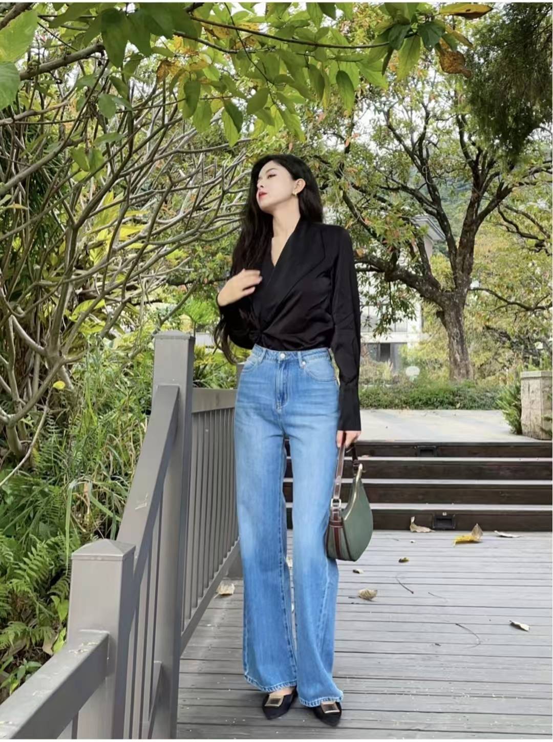 高腰微喇牛仔裤搭配什么上衣好看和鞋子好看