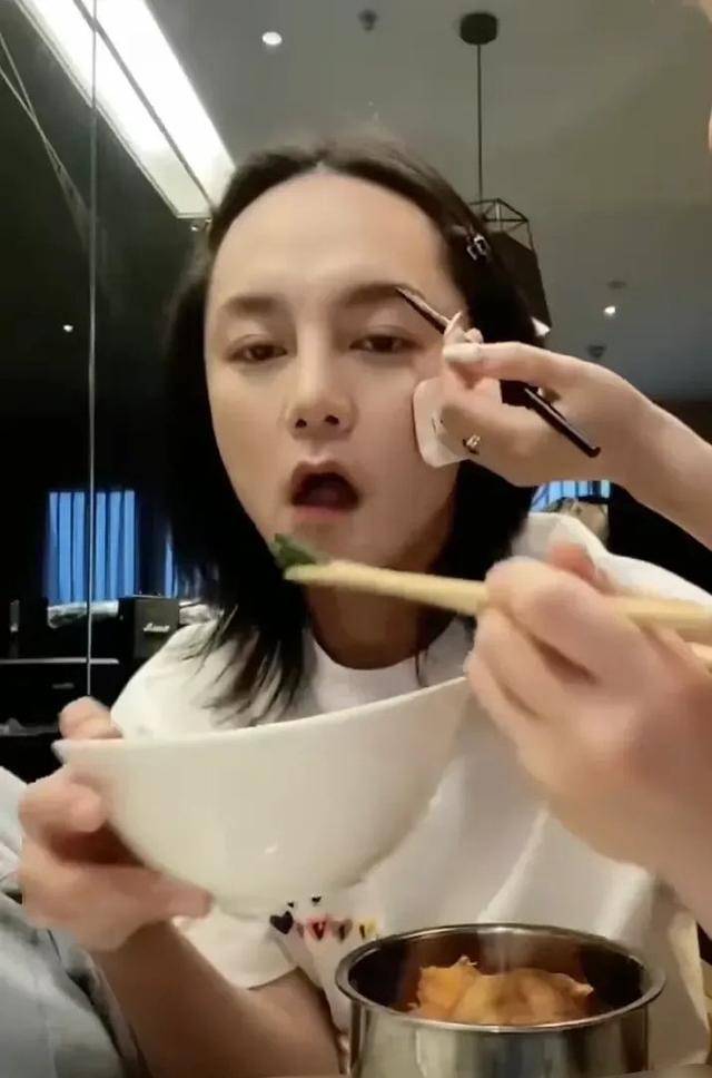 原创男星尹正越来越放飞自我穿着变娘讲话也开始