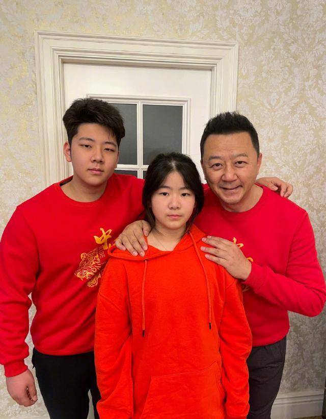 郭涛晒照为儿子庆生,15岁石头暴风抽高,身高已近一米八直追爸爸_李燃