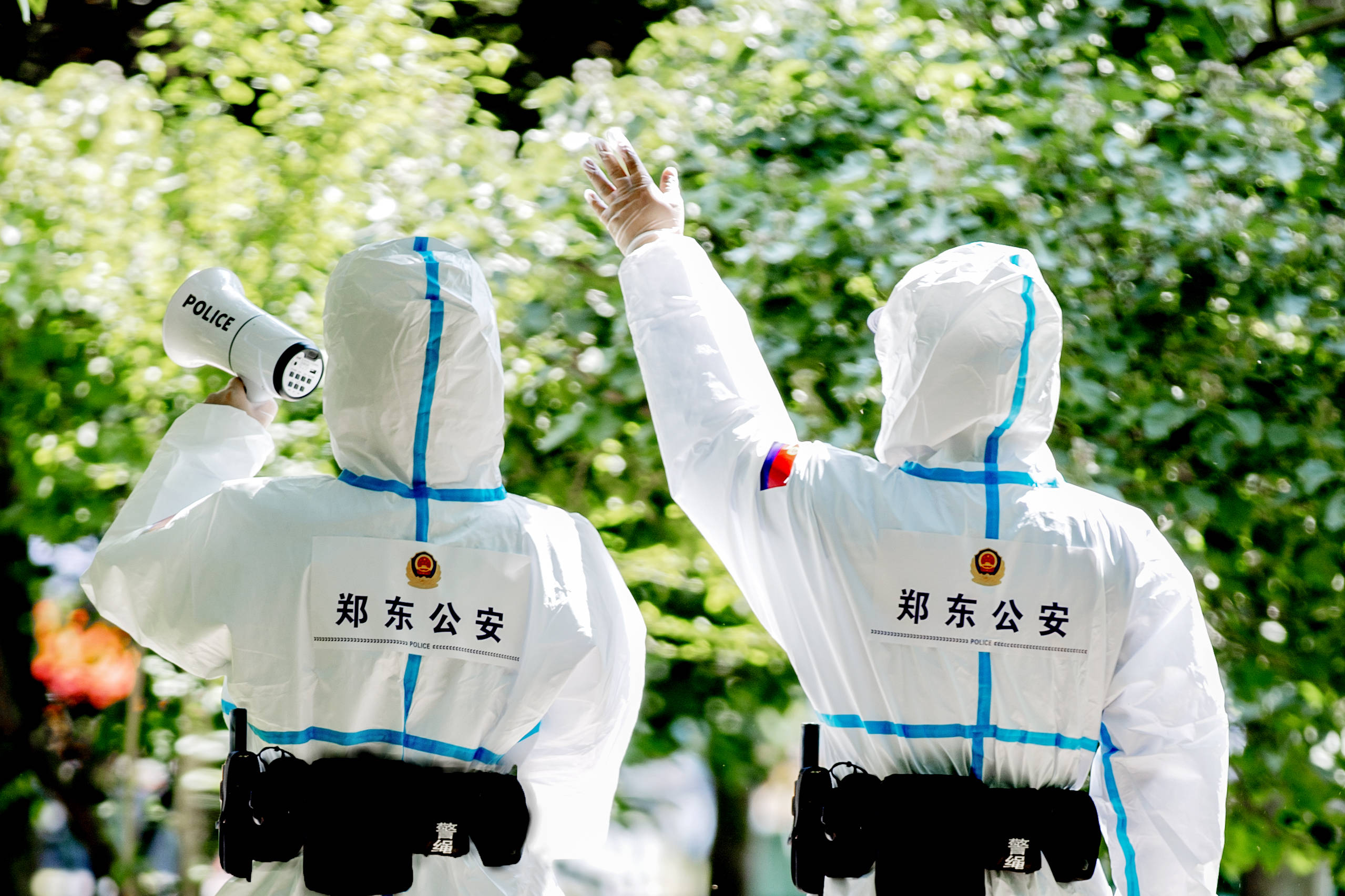 不到半小时500人党员突击队迅速集结 郑东公安筑起防疫"红色堡垒"
