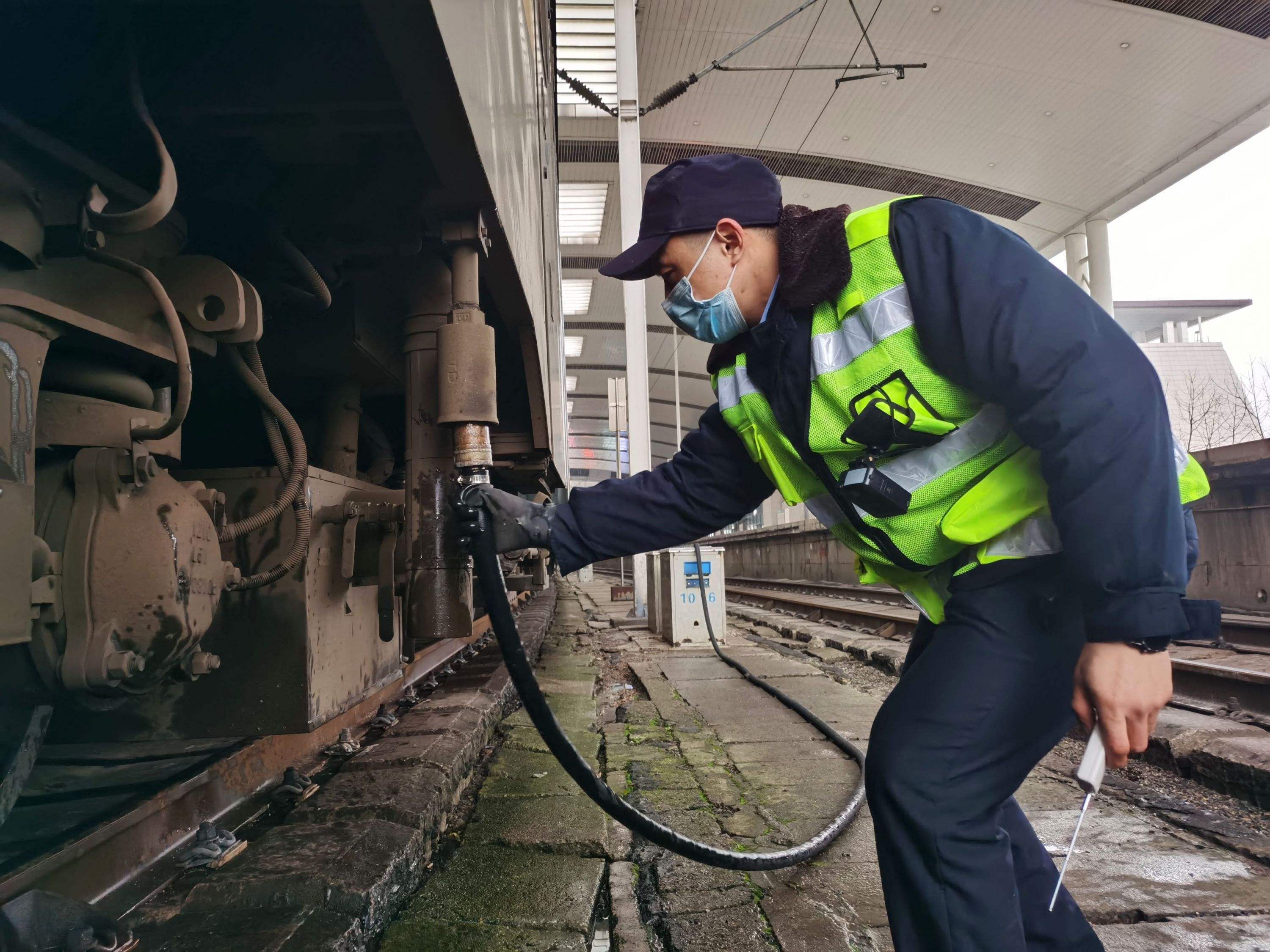 火车上的水哪来的长途火车24小时不停供水用过的水又去哪了