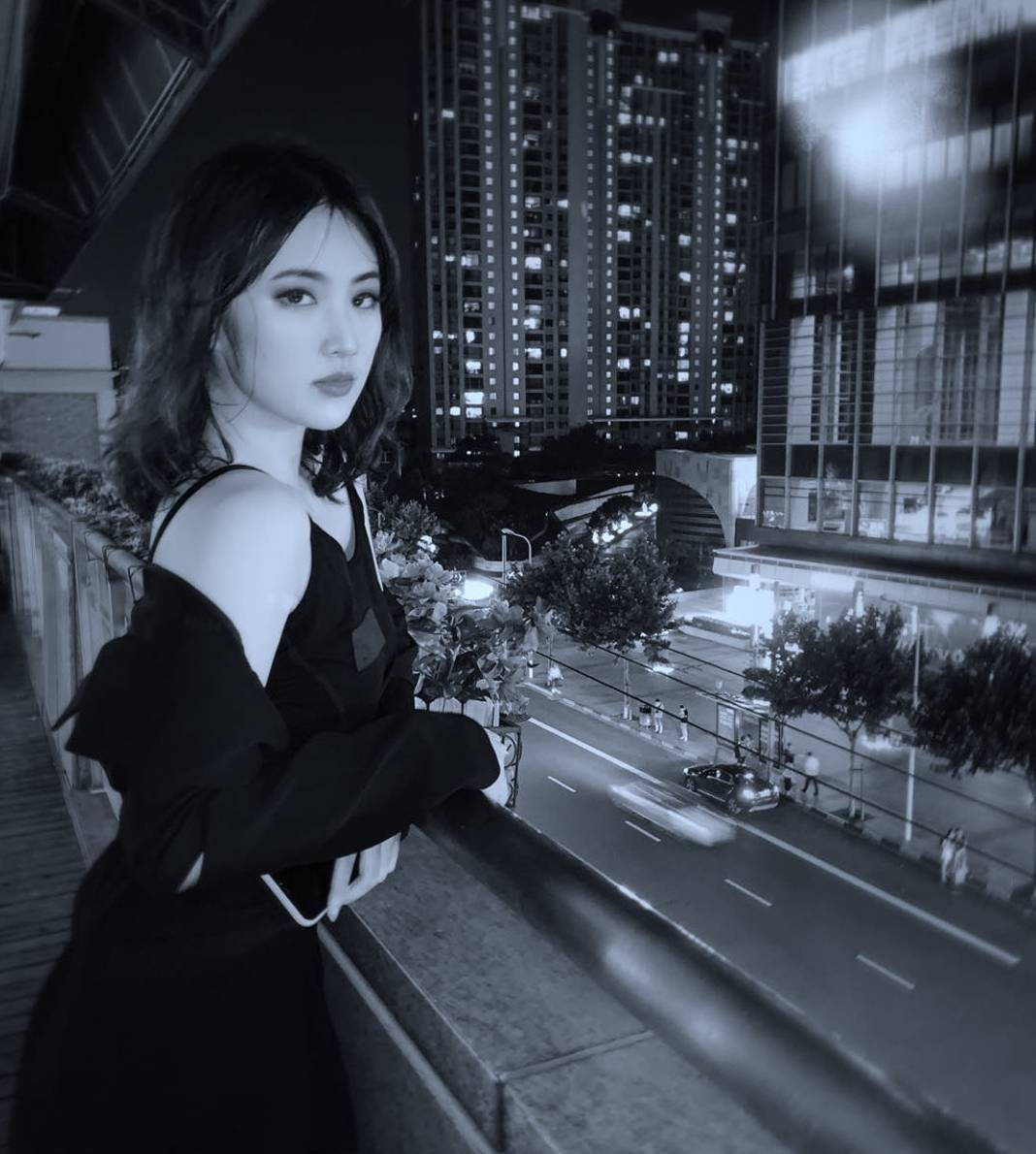 华为小公主姚安娜晒美照秀香肩网友留言要电话号码被她霸气拒绝