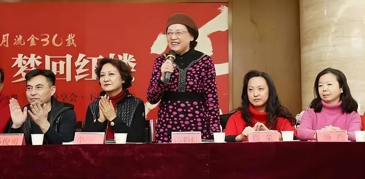 她是周瑞家的扮演者,不但是戏里的"管家",还是剧组的"管家"_孙彩虹