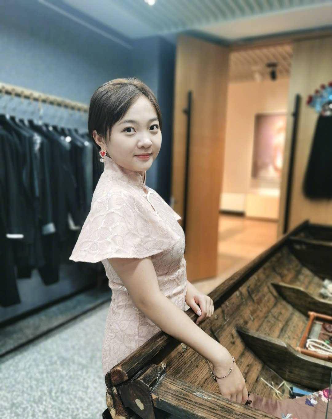 原创童星林妙可近照曝光全身贵气逼人合影中颜值垫底