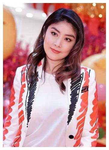 陈慧琳颜值高就是任性,"五花肉"西装也敢穿,却意外时髦洋气_颜色_白色