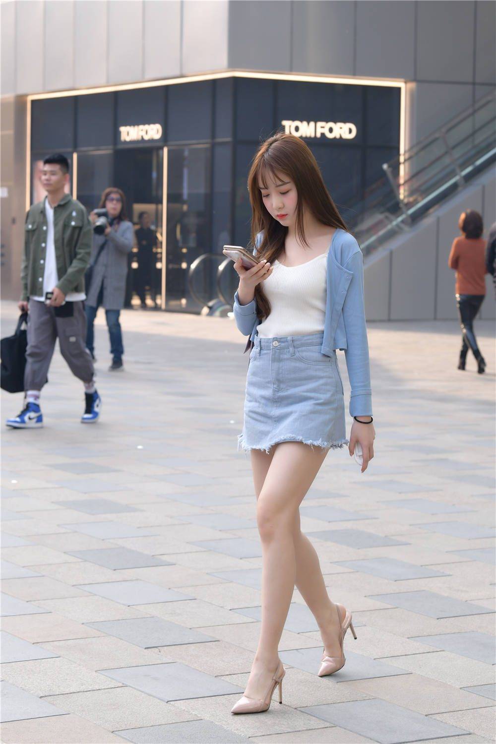 毛边的牛仔筒裙,搭配裸色尖头细跟凉鞋,10公分的细跟更精致_美女_显得