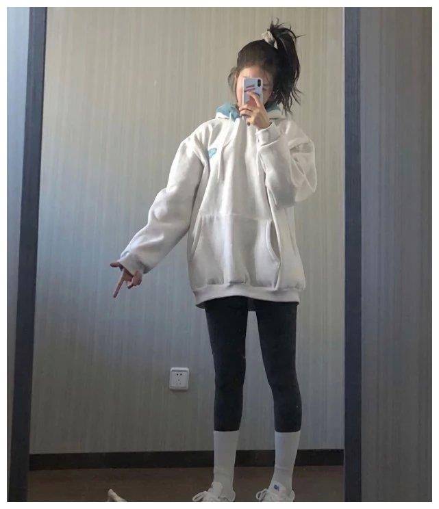 原创唯一一个因过敏被群嘲的女星将堆堆袜穿成半腿袜搭无痕裤显瘦