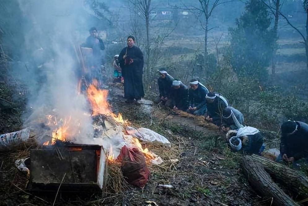 原创人死后为何要烧毁衣物绝不是封建迷信而已原来还有那么多讲究