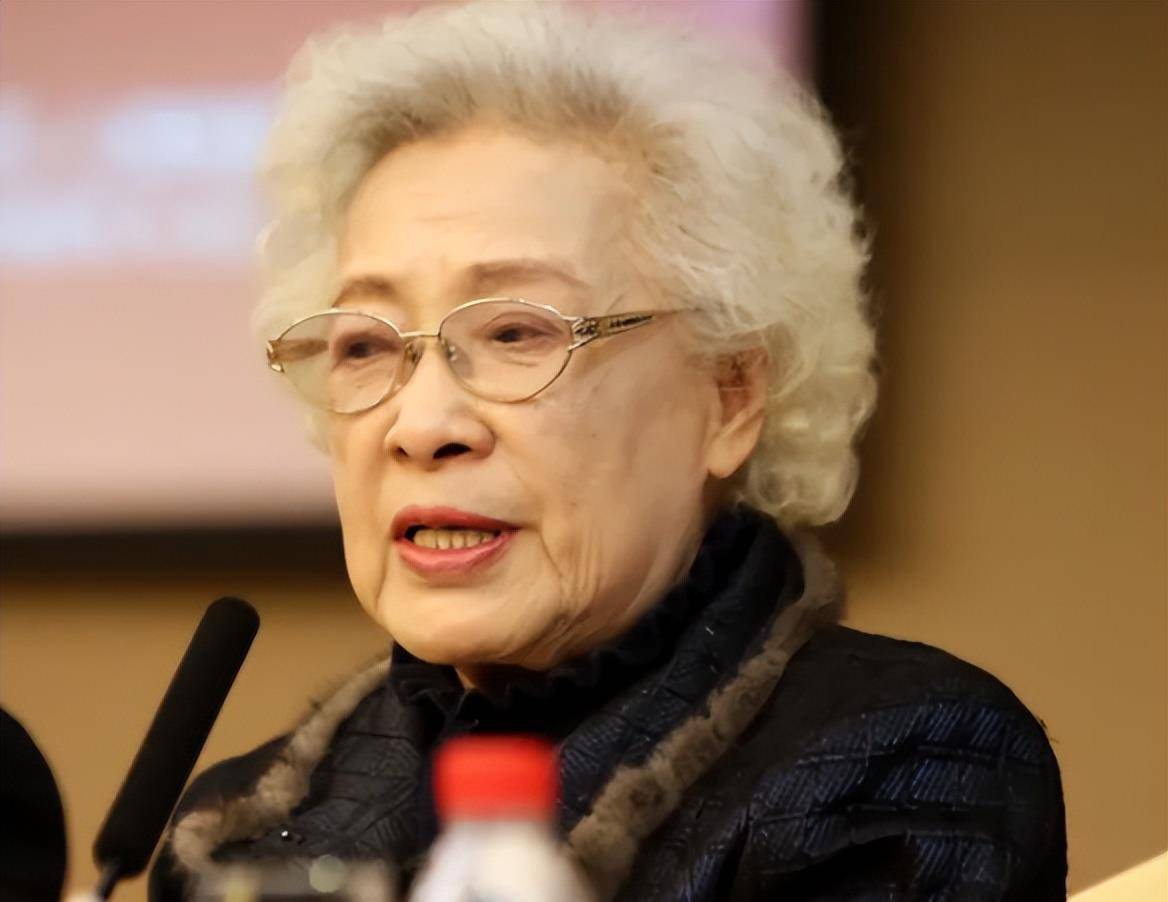 100岁老艺术家秦怡病逝,生前被欺骗家暴,晚年丧偶,丧子_人民艺术家