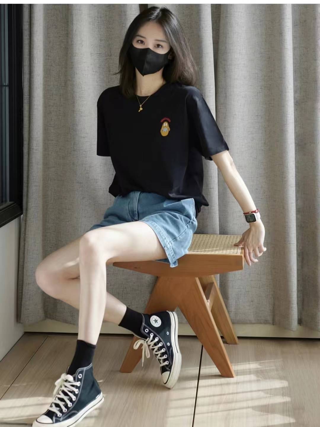 黑色t恤搭配什么颜色裤子好看