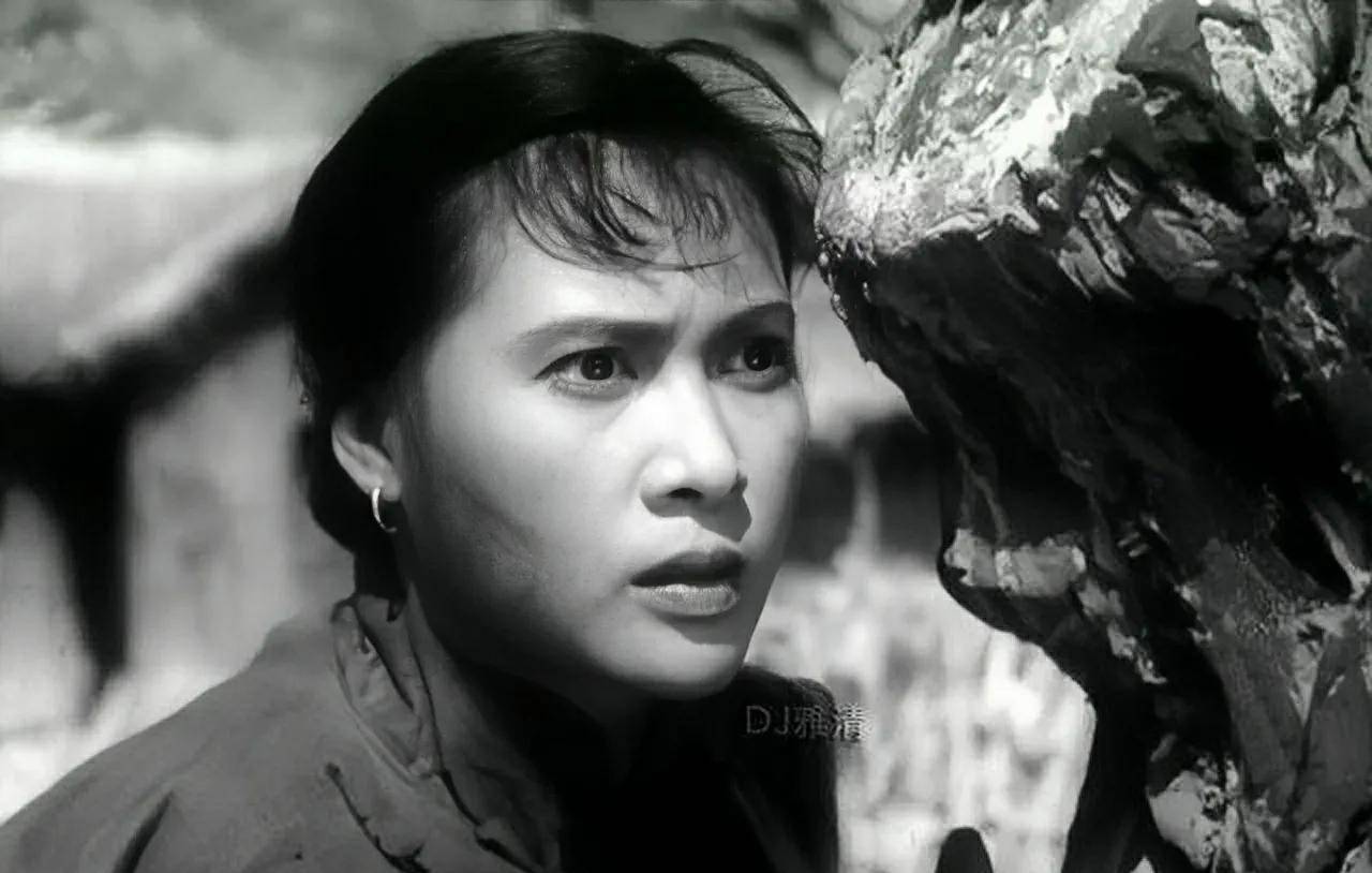 《铁道游击队》里的抗日妇女芳林嫂;从业至今,秦怡先后参演了40多部