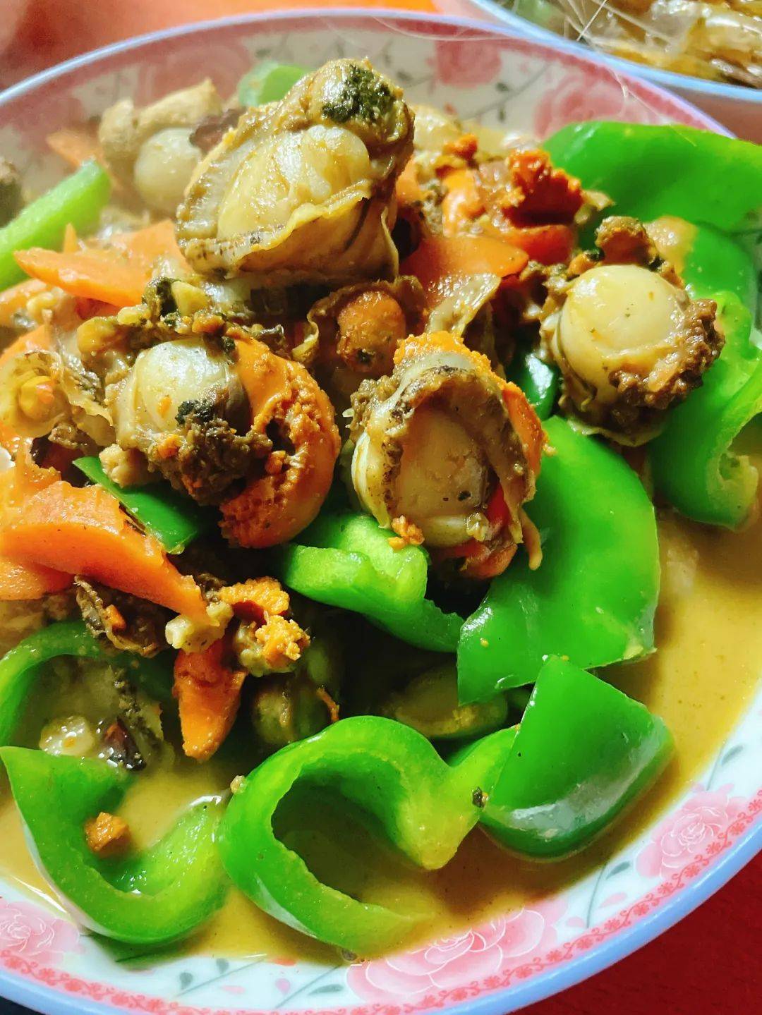 做法:1.锅内水煮沸,下入料酒,加入扇贝肉焯水,水开后捞出.2.