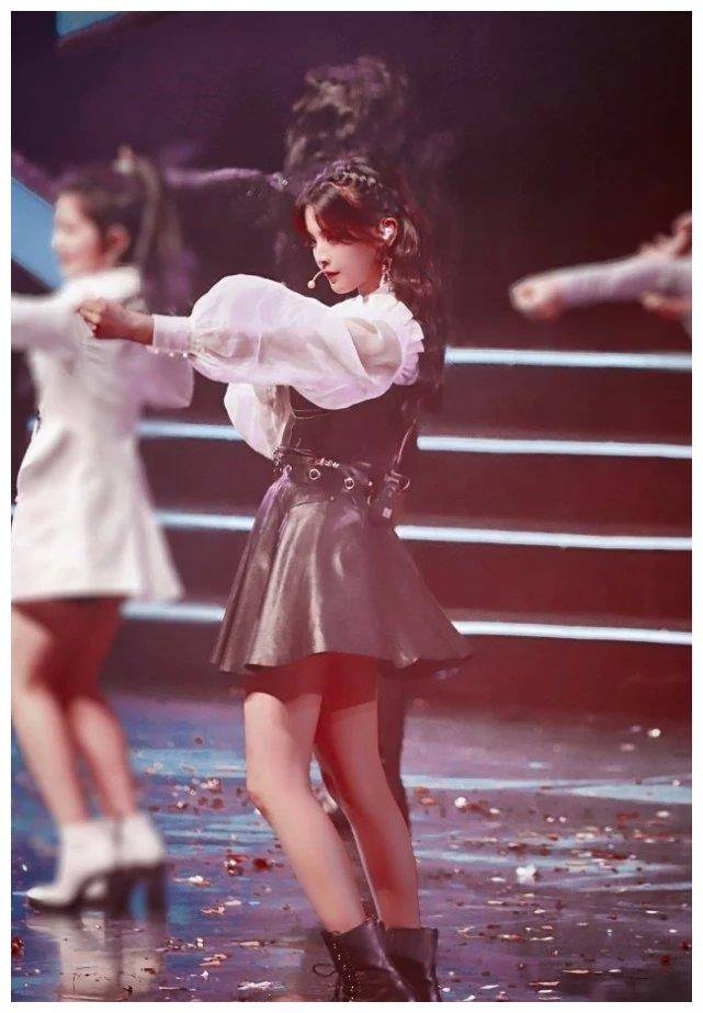 杨超越穿皮裙在台上热舞,哪知一个转身,暴露自己的"肌肉腿"_穿着_身材