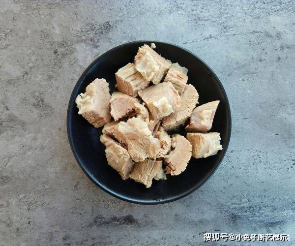 剩下乾淨的牛肉湯12.撈出牛肉和香料11.煲好的牛肉湯是米白色的10.